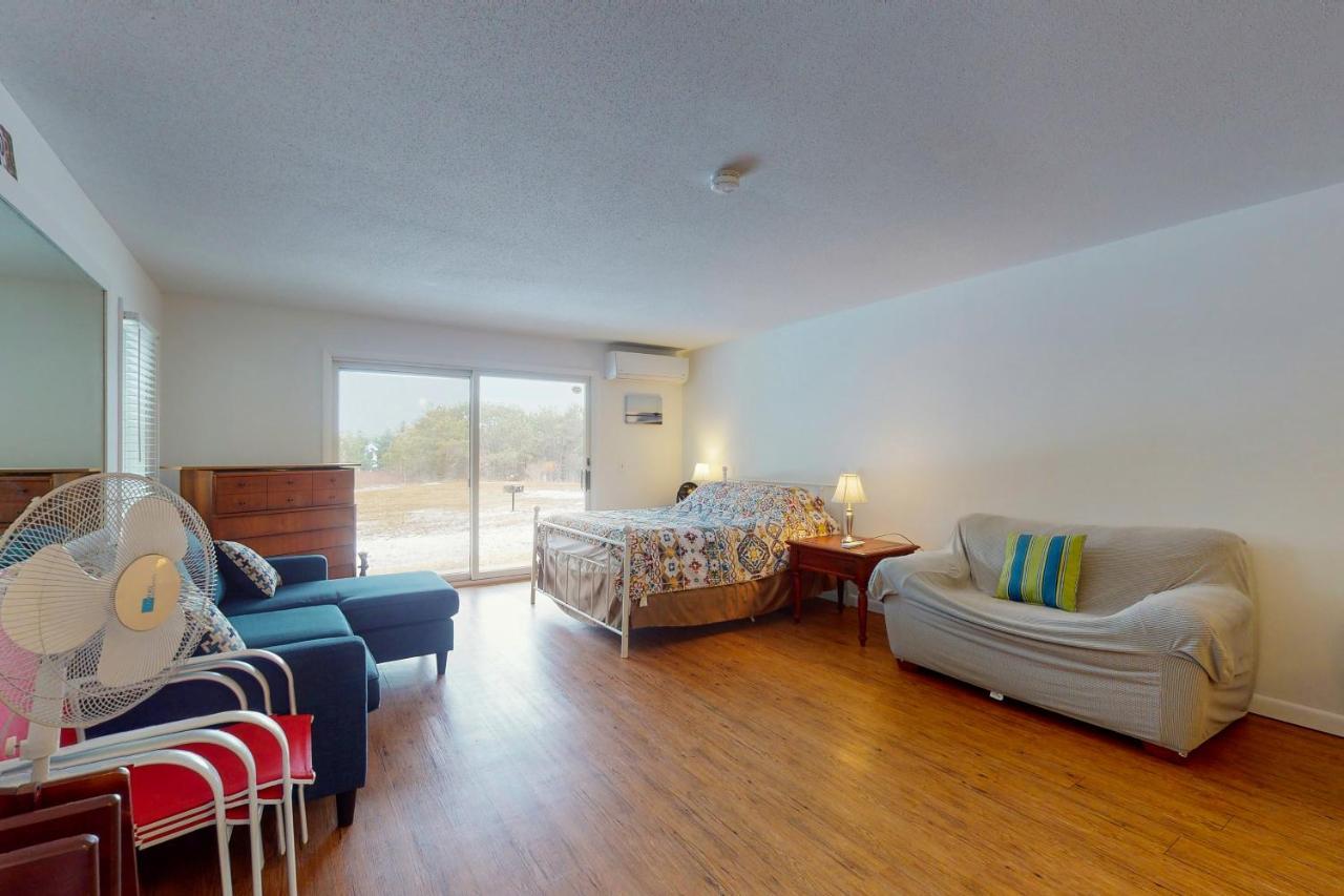 Large Studio With Patio And Pool North Truro Exterior photo